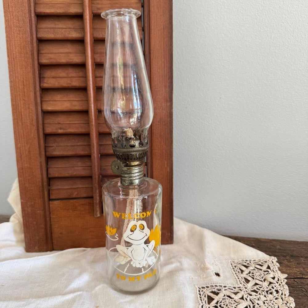 Vintage Lamplight Frog Oil Lamp Welcome To My Pad Glass Hurricane Kitsch Retro